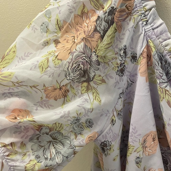 PRETTY DARLING Ruched Floral Dress - Picture 3 of 5